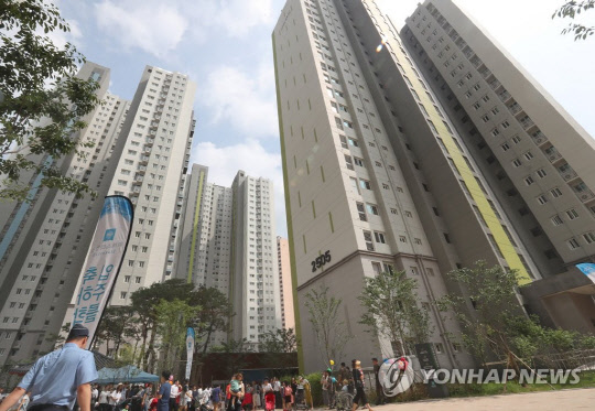 정부가 올해 12월 시범 공급하는 위례신도시 신혼희망타운 단지 분양가가 시세의 70% 수준으로 책정됐음에도 인근 단지보다 2억원 저렴해 로또 청약 열풍이 일어날 것으로 예상된다. 사진은 위례신도시 아파트 전경<연합뉴스>